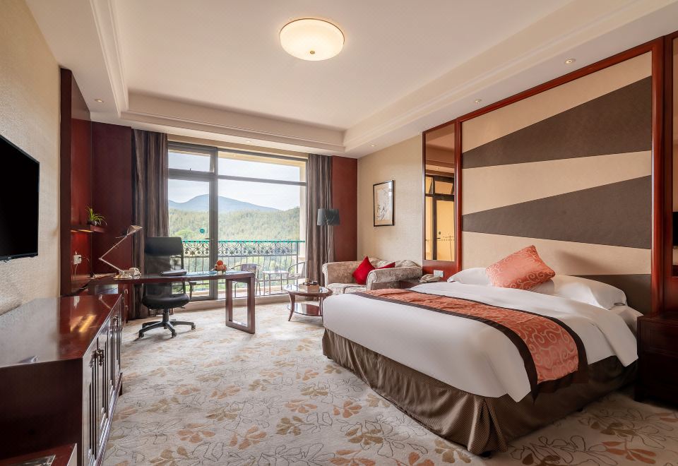 Yixing Bamboos International Conference CenterLinghu Big Bed Room - Lying On The Balcony, Overlooking The Water And The Sky In One Color