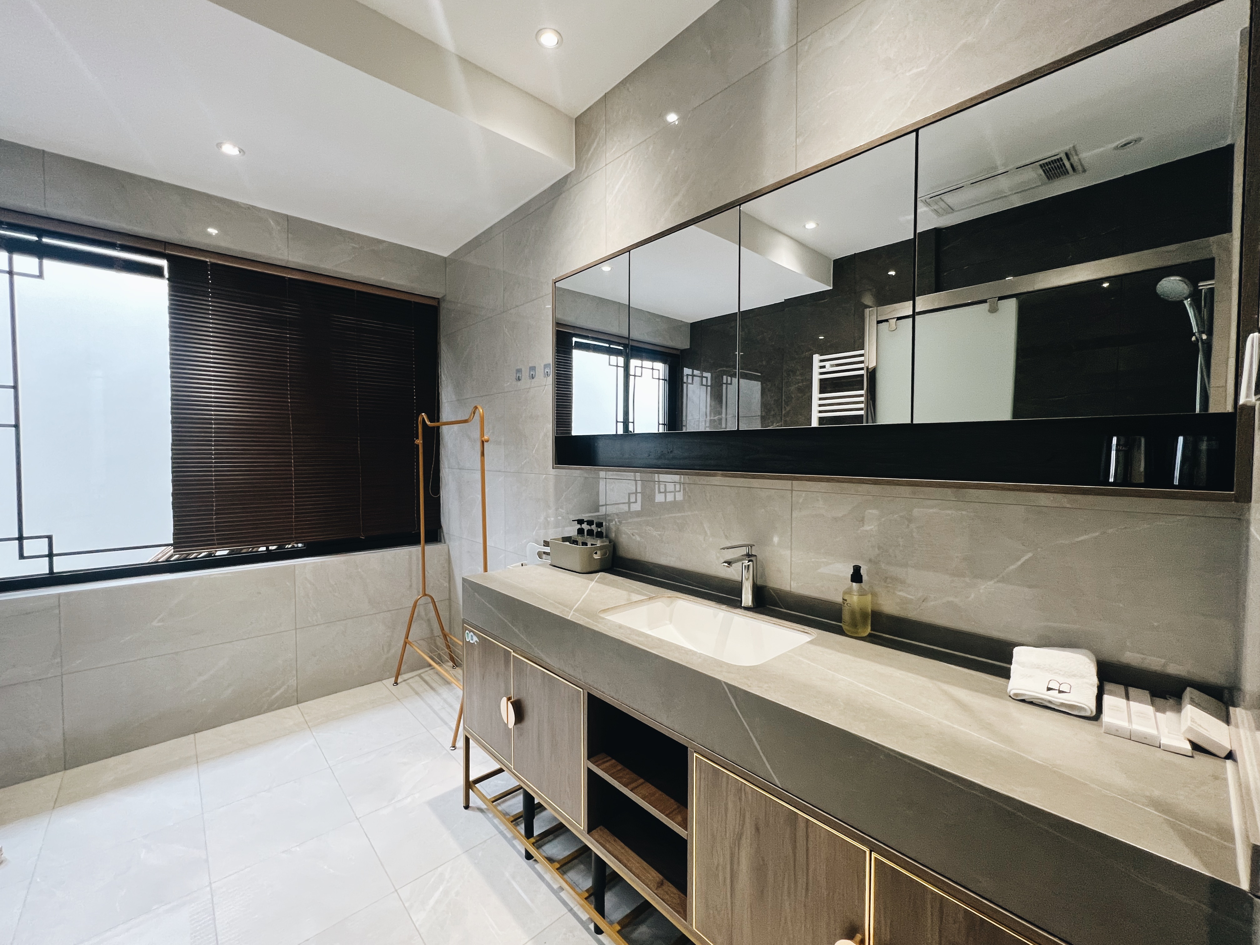 豪华四卧三衞影音花园别院