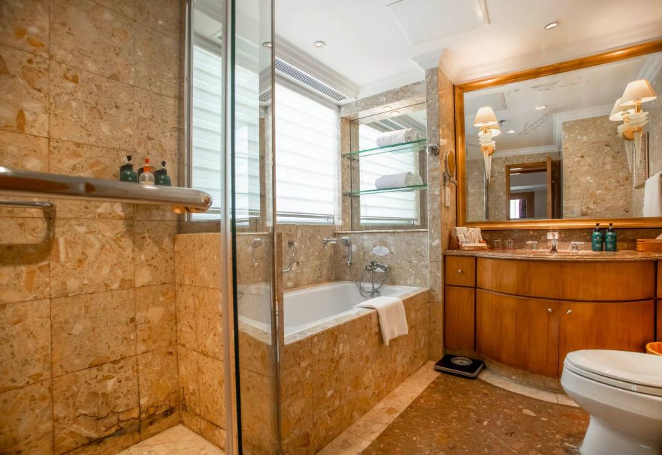 Crowne Plaza QingdaoCrowne Plaza Superior Suite