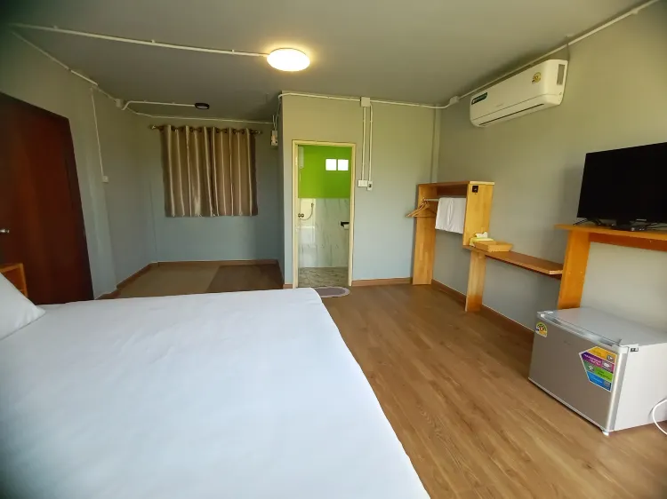 ห้องเตียงใหญ่ พร้อมระเบียง