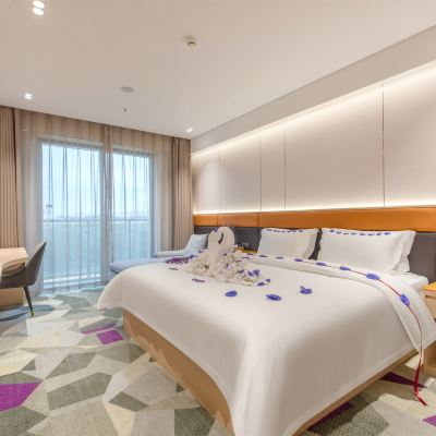 浪漫優享房（智能客控+浪漫布置+小冰箱+慕斯床墊） 麗楓飯店（廣州高鐵南站石壁地鐵站店）優惠