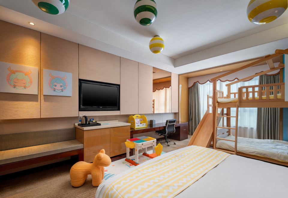 糖果飛屋主題上下鋪滑梯房（積木桌）