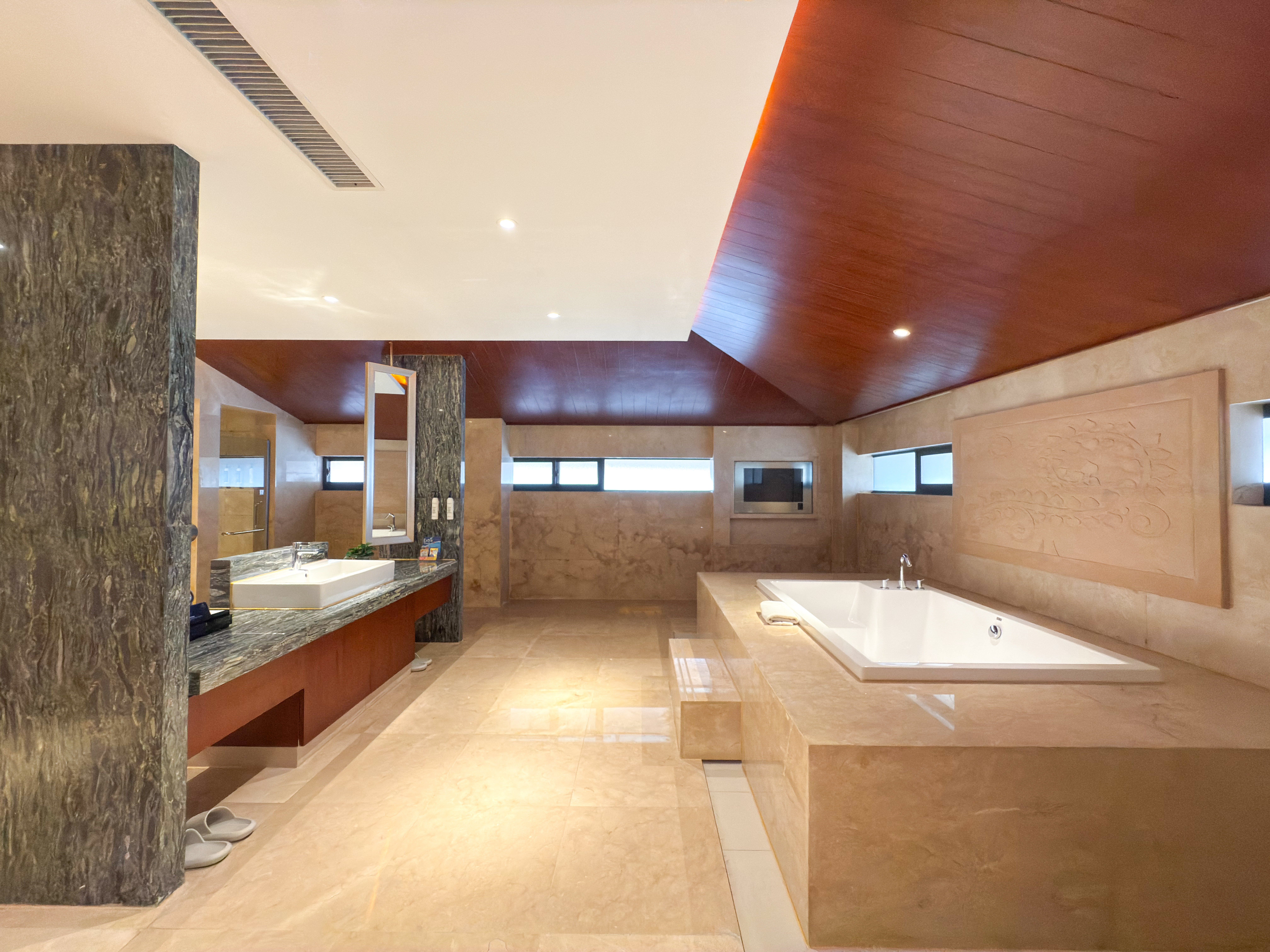 宾雅号超级总统套房（温泉水+棋牌间+KTV+室外露天泡池+大浴缸+湿蒸房）