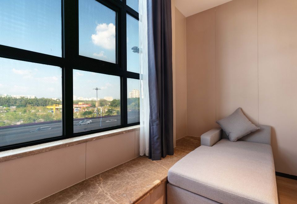 行政大床房（舒適沙發+慕斯床墊+零壓枕頭+mini吧）