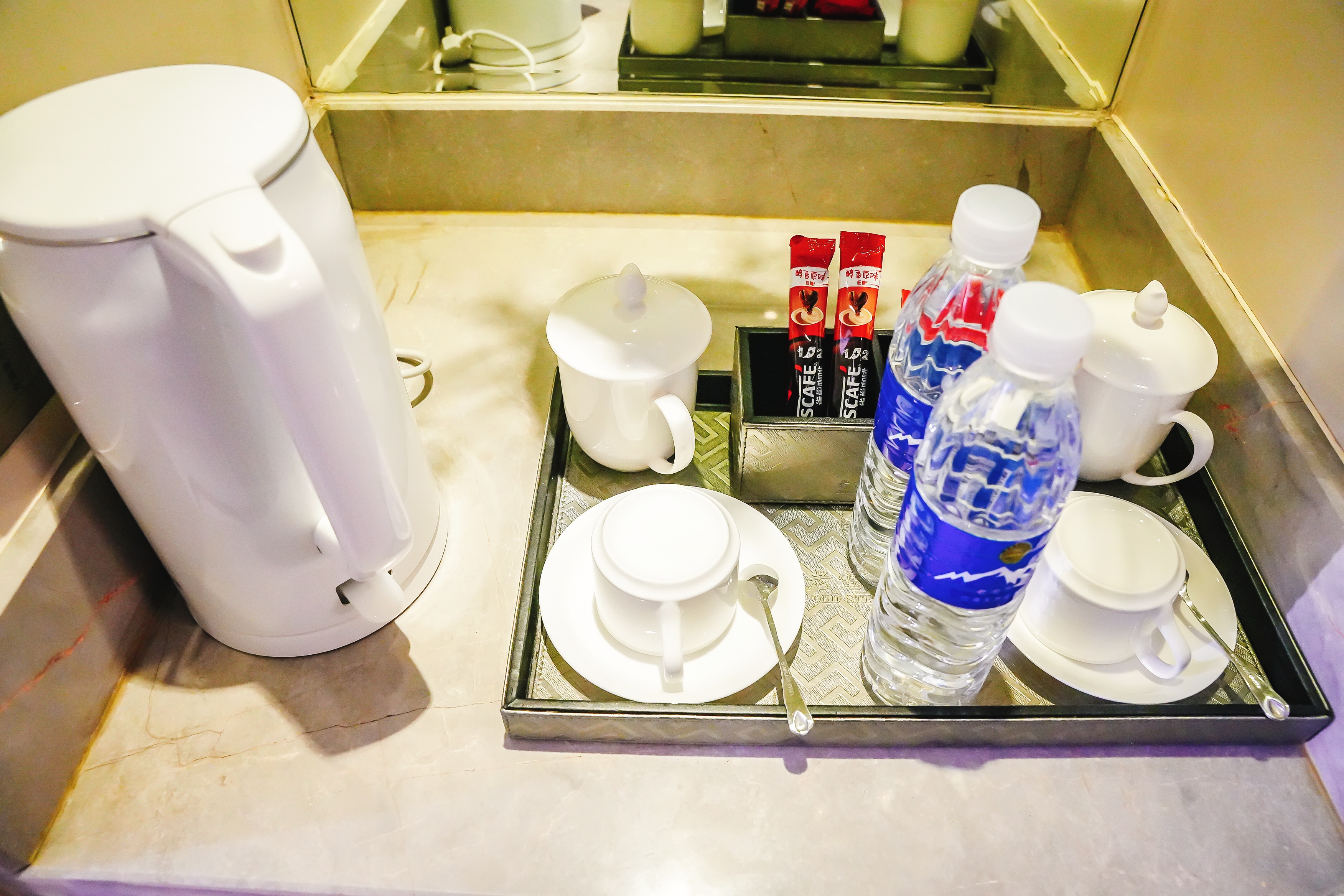 阳光高级双床房（液晶电视+独立书桌+落地窗）