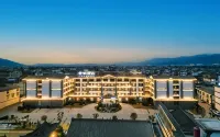 Lavande Hotel (Heqing Xinhua Branch)