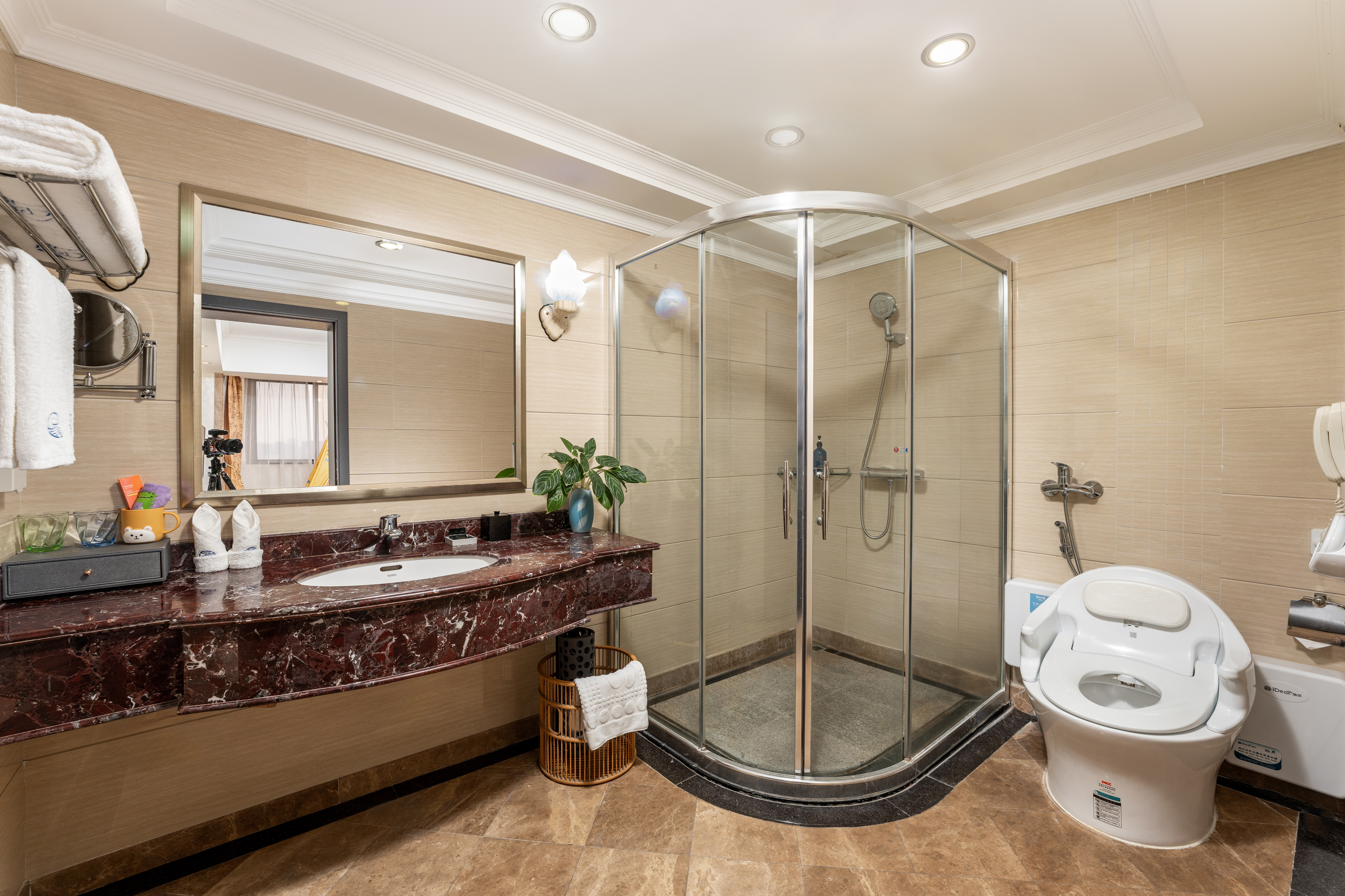 Huahai Hotel (Guangzhou Jiangnanxi changgang Metro Station)亲子套房【一室一厅|超大床+小童小床+小童用品】