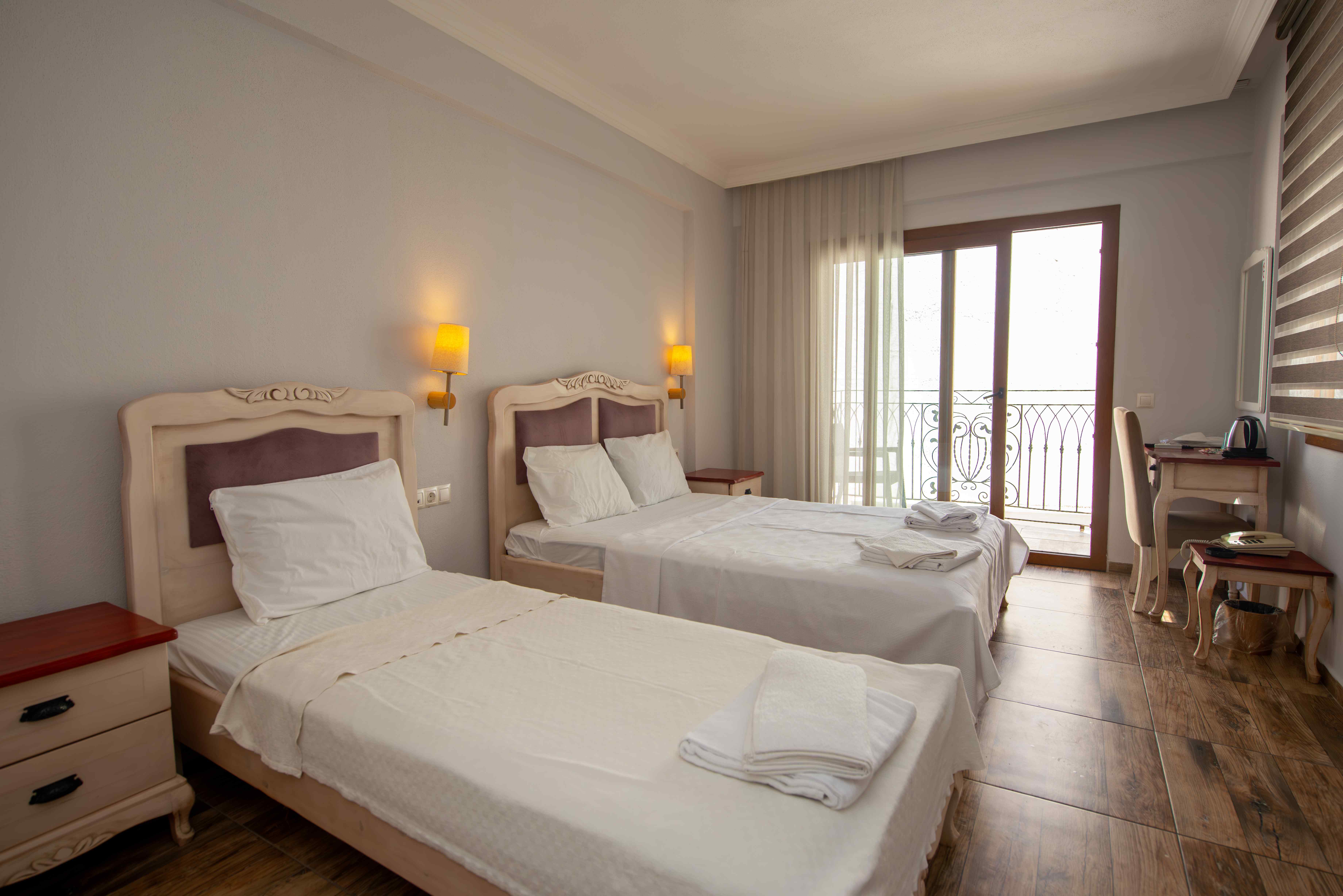 带阳台和海景的豪华双人房