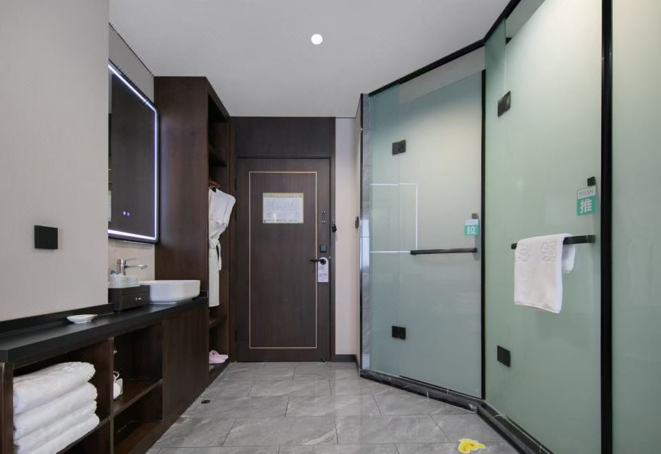 Qian Stream Grand HotelDeluxe Queen Room