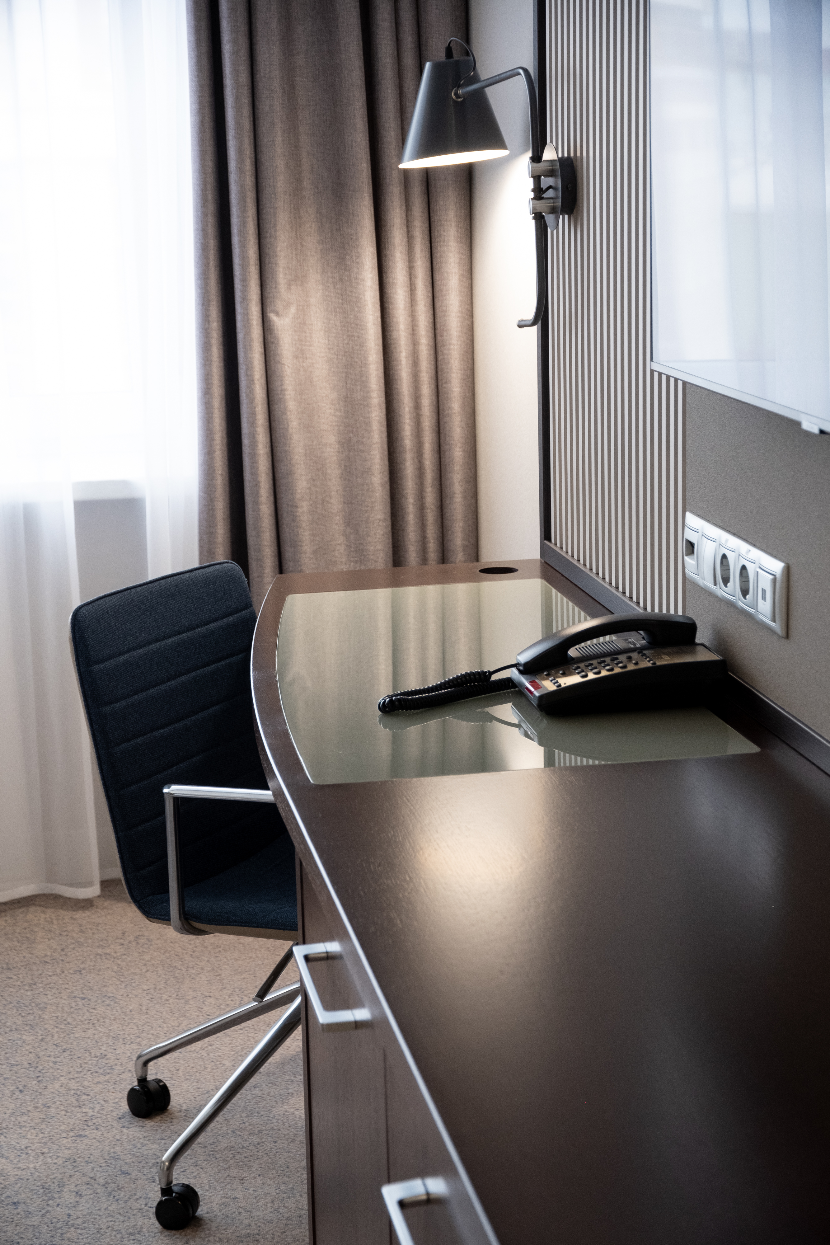 商务豪华特大床间