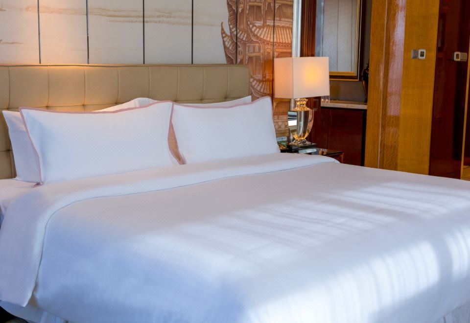 行政套房 「夜色低語，逸享江城燈火闌珊」