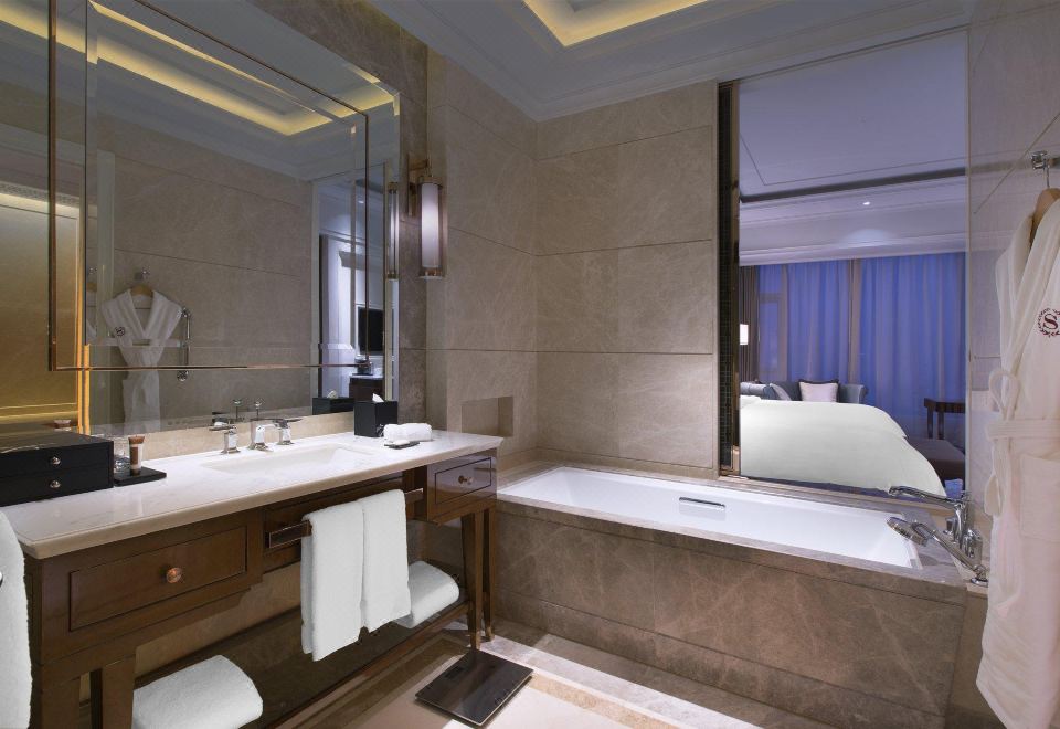 高级豪华大床房「云端俯看繁华+尽享静谧休憩」