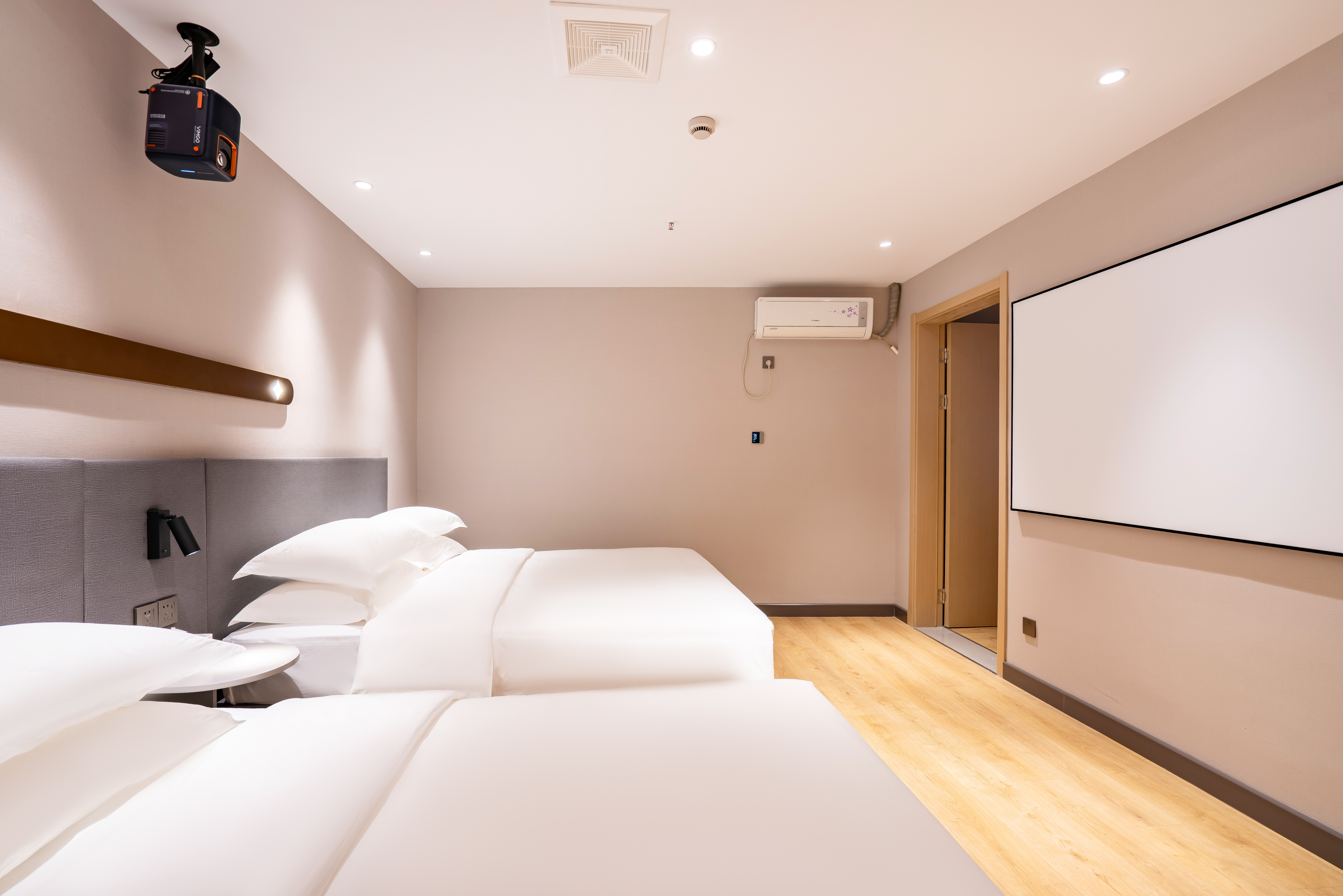 Elong Me Anlai Hotel (Yangzhou Jiangdu Golden Eagle Plaza Wenchang East Road)影音套房「乐享一居室+百寸高清巨幕私人影院+SVIP影视畅享+语音客控+棋牌娱乐」