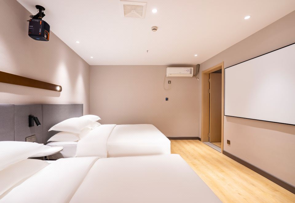 影音套房「樂享一居室+百寸高清巨幕私人影院+SVIP影視暢享+語音客控+棋牌娛樂」