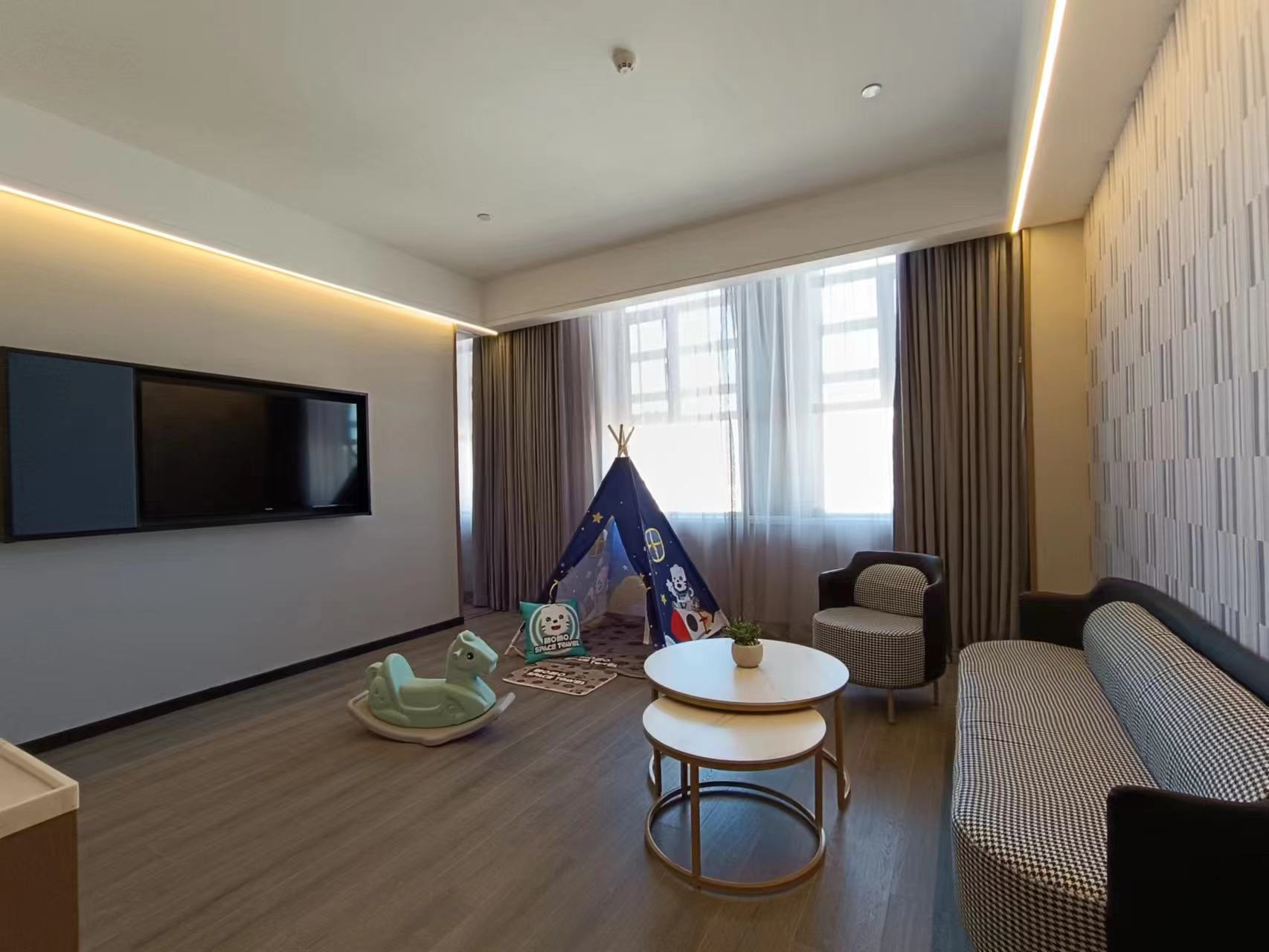 MOMO亲子套房（智能投屏+小冰箱+金可儿床垫+Acca Kappa洗护用品）