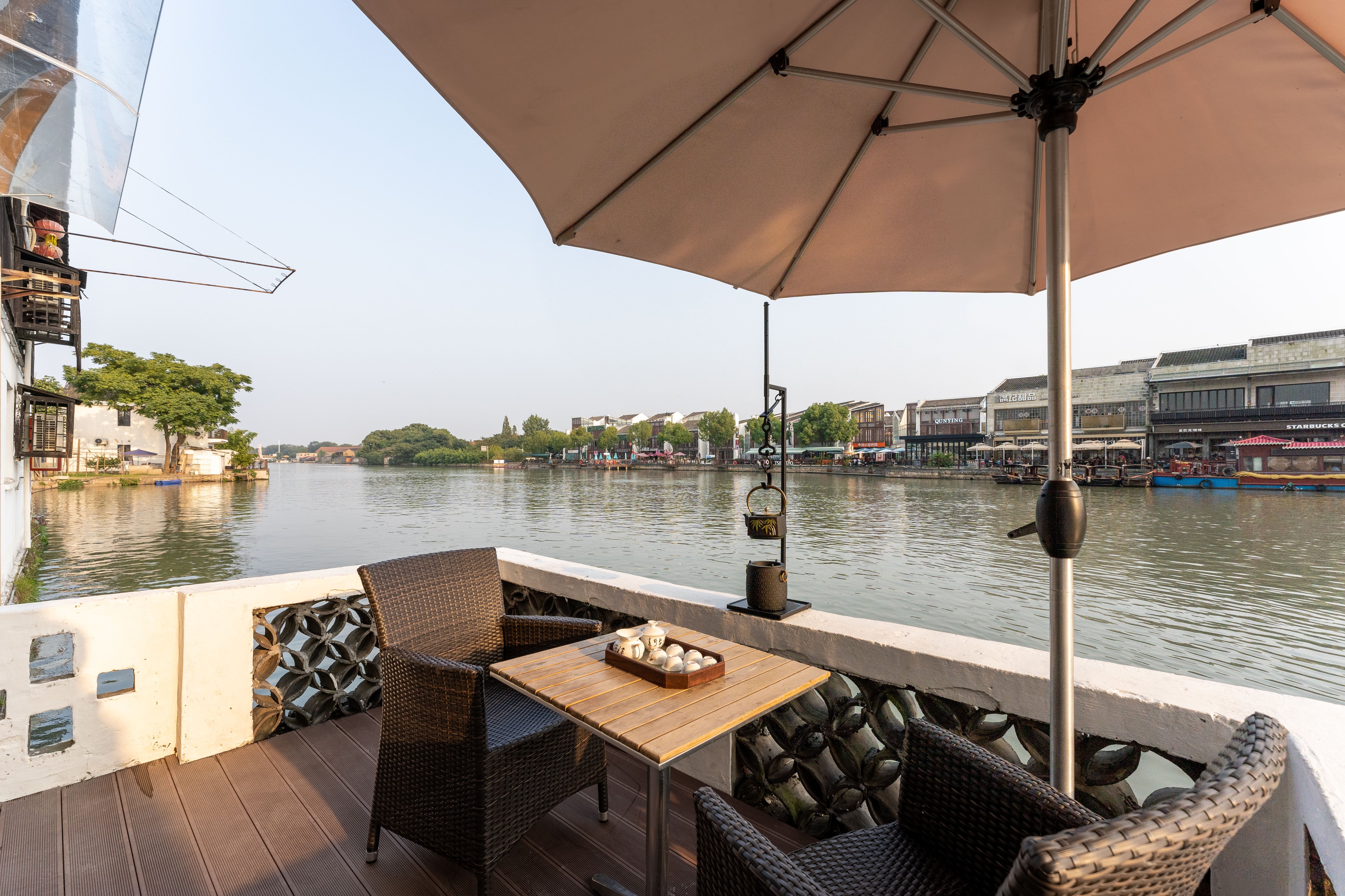 东井·露台大床房丨小冰箱+品茶露台+古桥河景