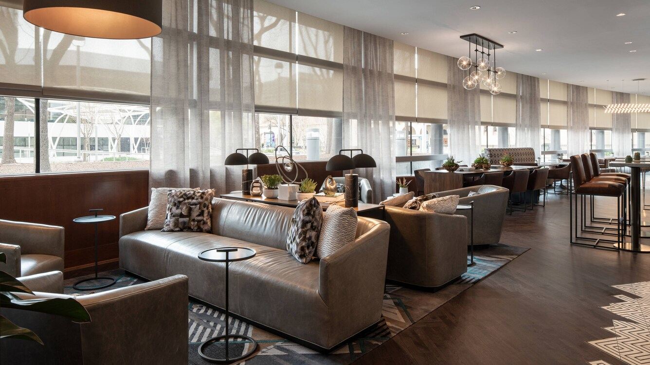 客房，2 张双人床，城市景观，可使用 M 俱乐部酒廊