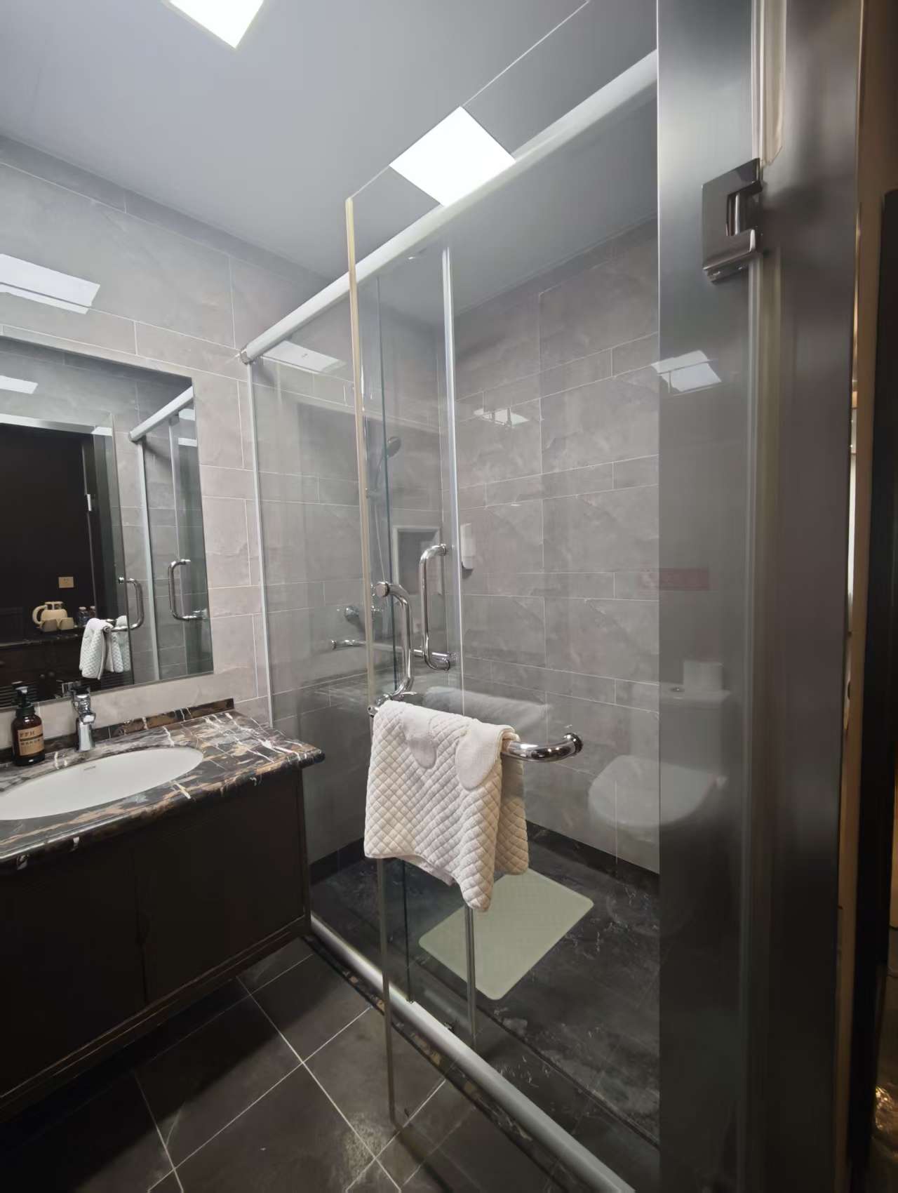 林间墅听海大床房（围炉夜话）