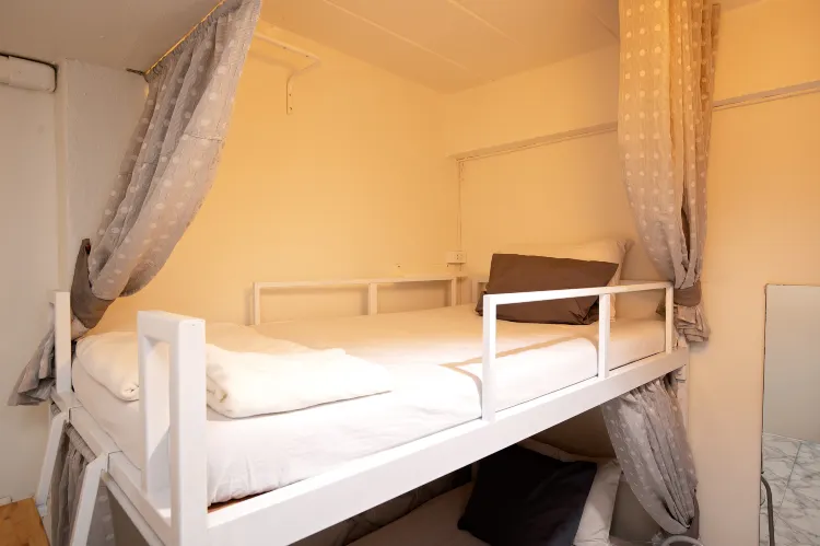 เตียงในห้องพักรวมชายหญิง