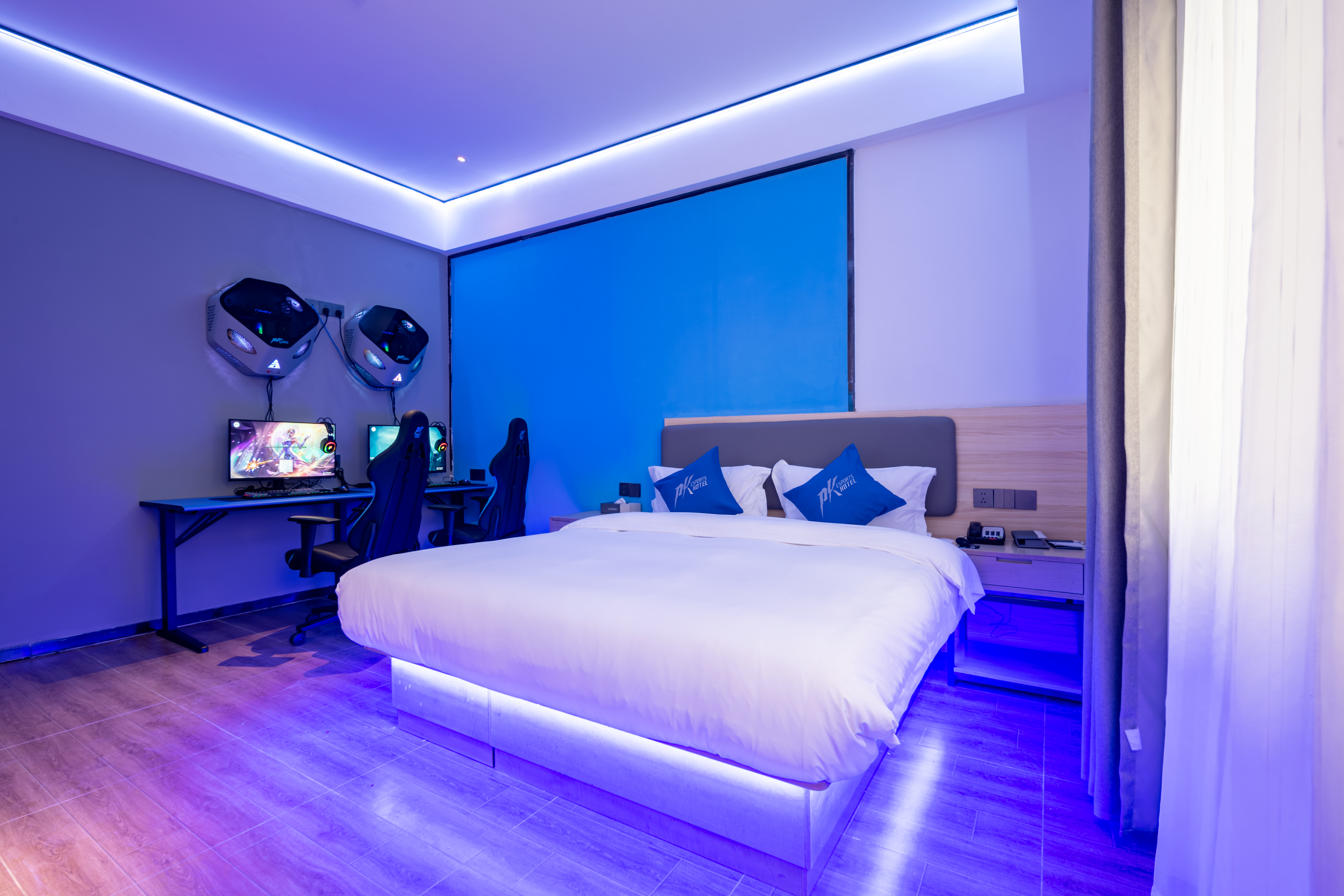 奢華電競大床房[RTX3080Ti+32G+i5-12490+27寸2K+M2-240G網吧特權]