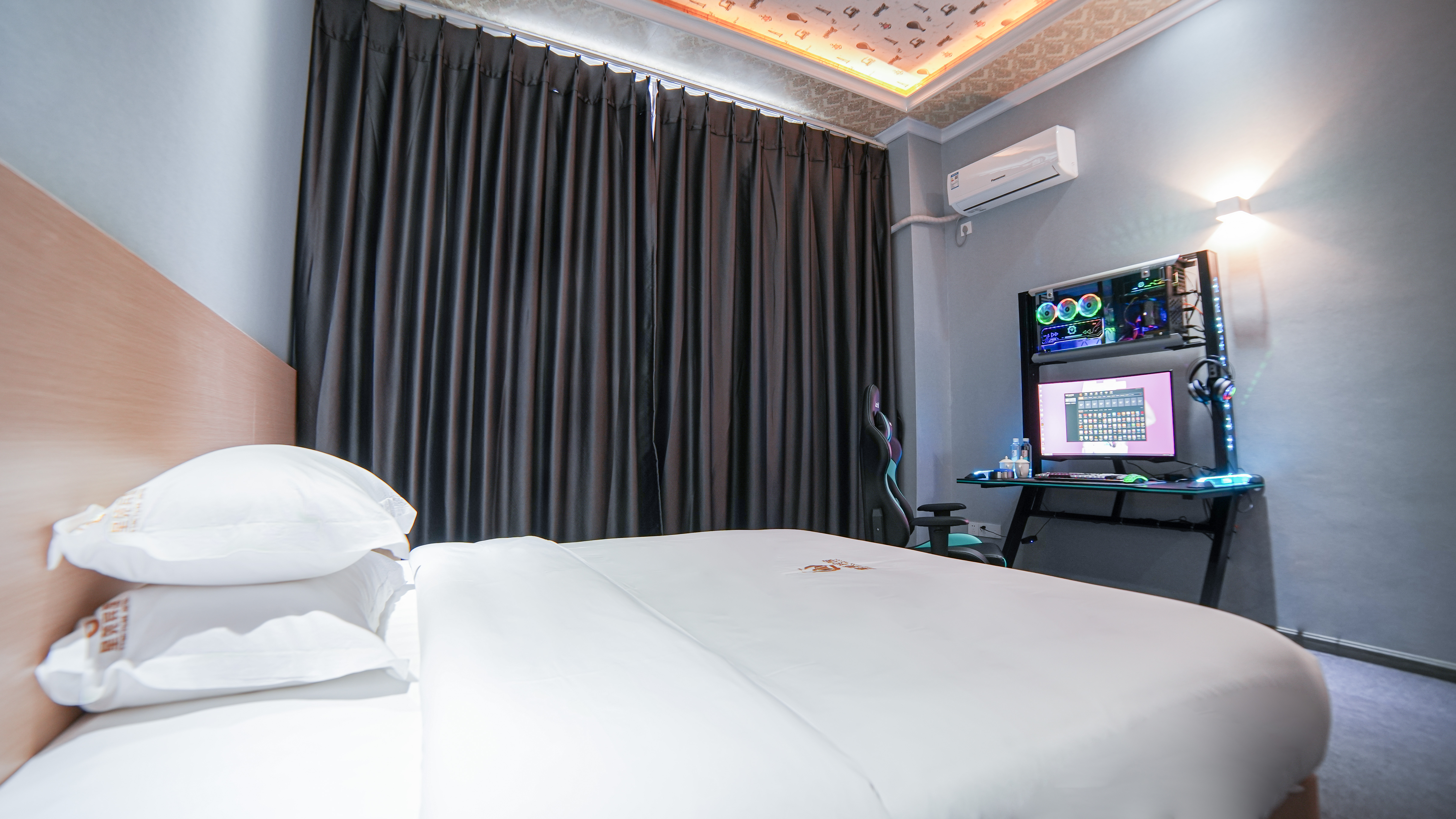 情侣电竞大床房[技嘉RTX4070显卡+i5十二代cpu+32寸2k分辨率+144hz高刷电竞大屏]