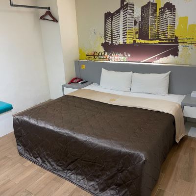 Simple Room Without Window Laurel Hotel Promo Code