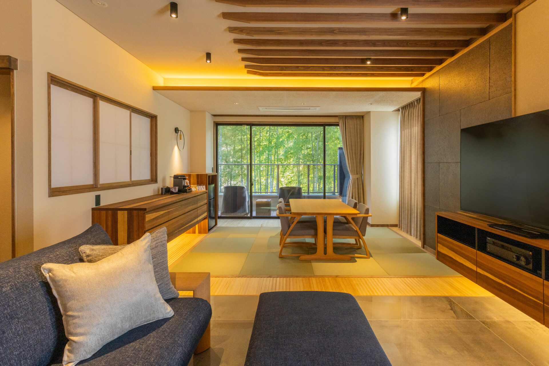 高级套房溪月河景房