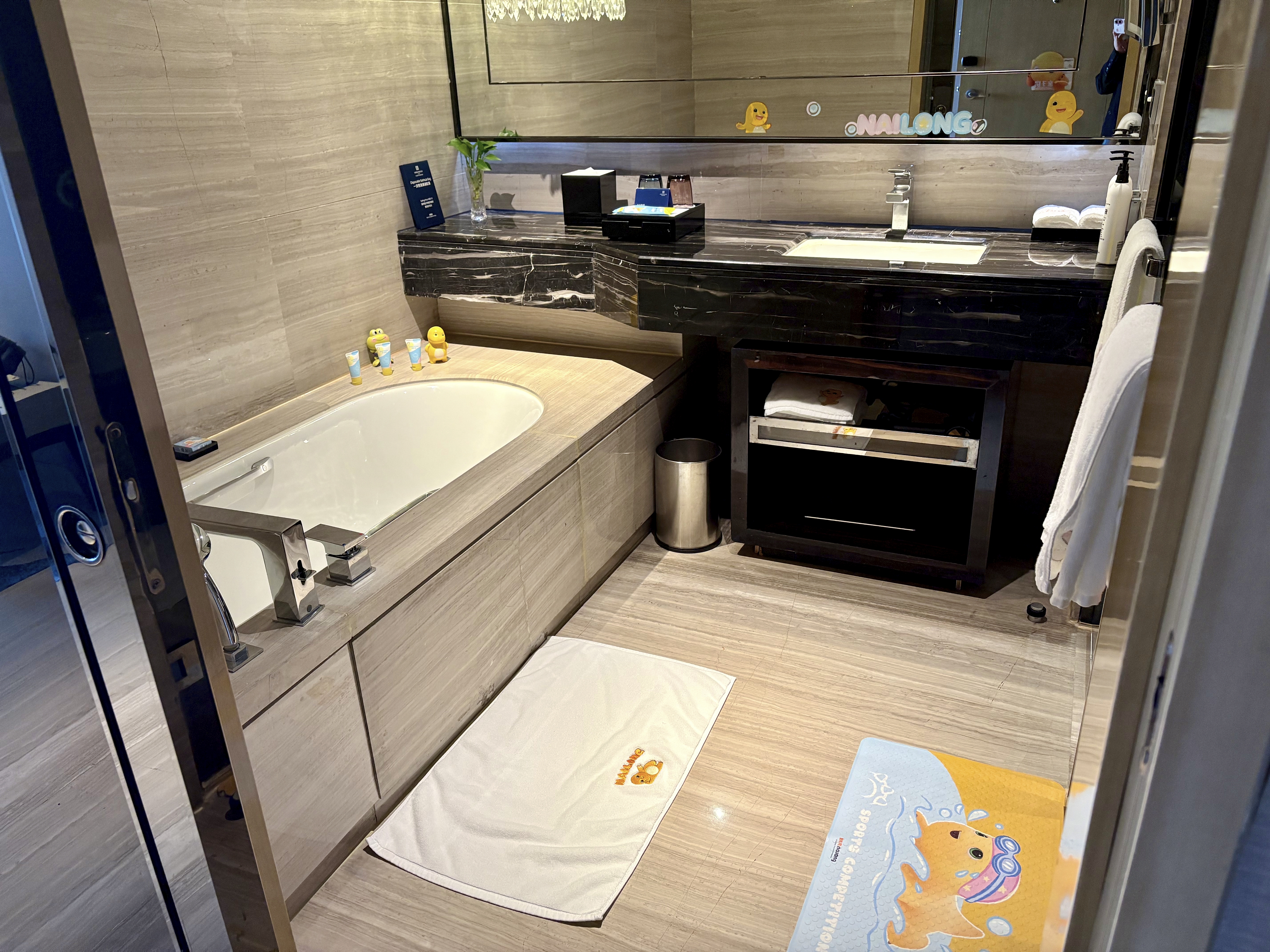 奶龍主題親子房