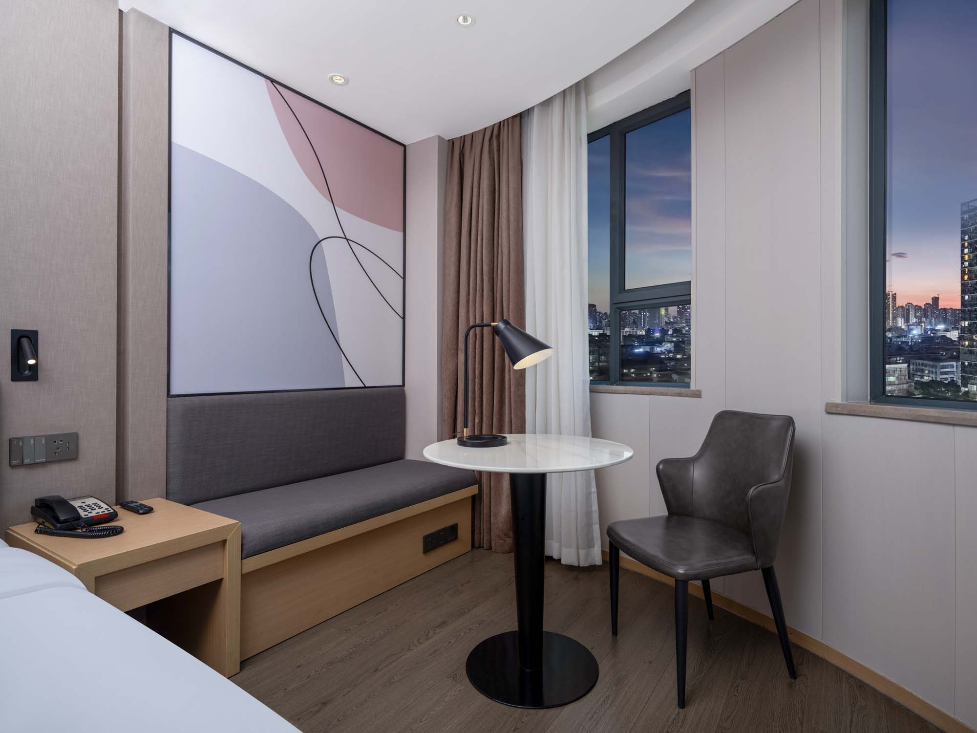 Holiday Inn Express Zhuhai Grand Theater by IHG高级大床房（梦百合床垫+软硬双枕+羽绒被+冰箱）