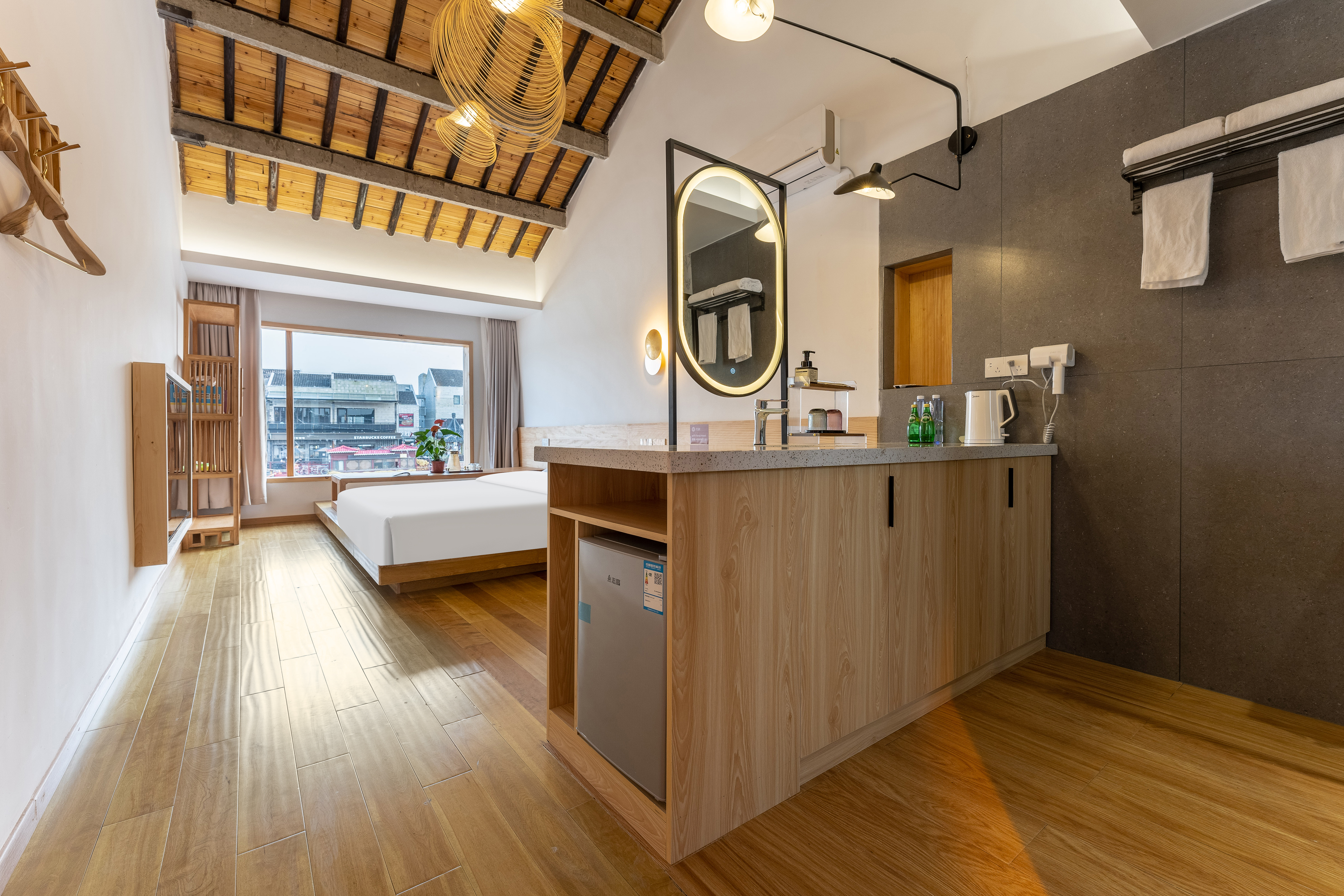 东井·榻榻米房丨小冰箱+高清电视+古桥河景