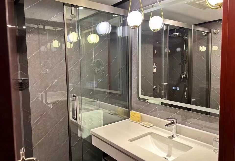 標準商務大床房（保險箱+加濕器+小冰箱）