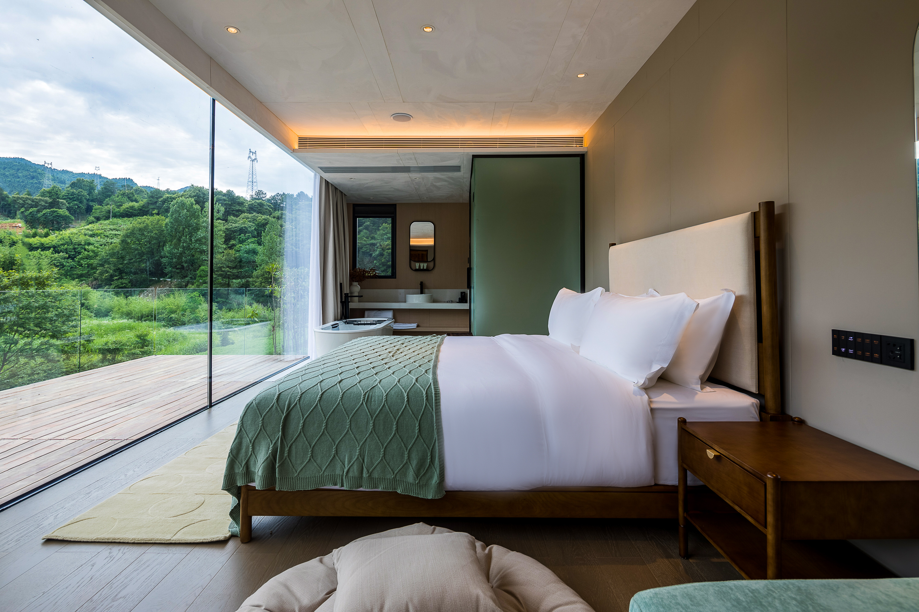 伴山观景大床房