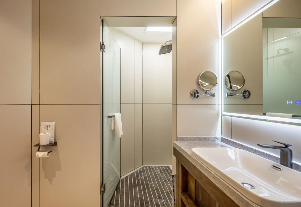Suite - 1-Bedroom, Multi-Person Occupancy (Cards, Sofa)