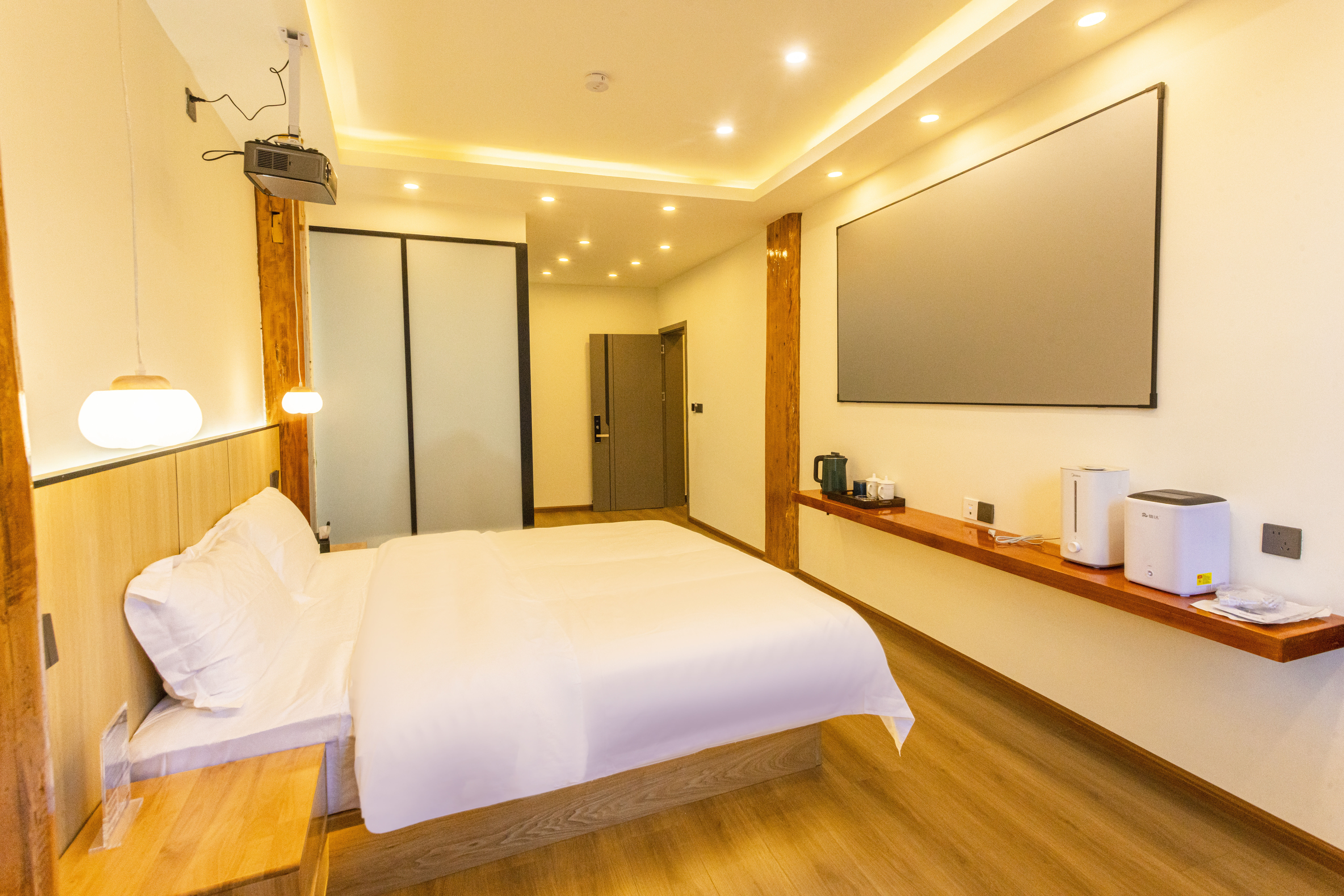 Queen Room With Courtyard View