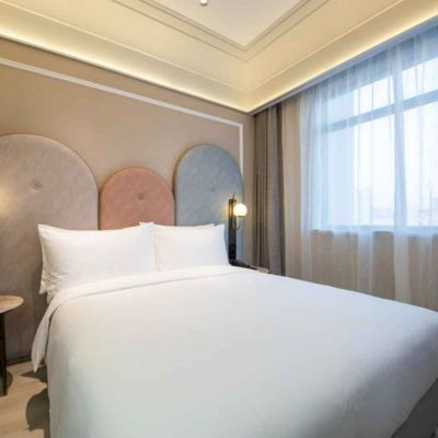 大床房|65寸電視投屏+智能馬桶+小冰箱 青島棧橋火車站美居飯店優惠