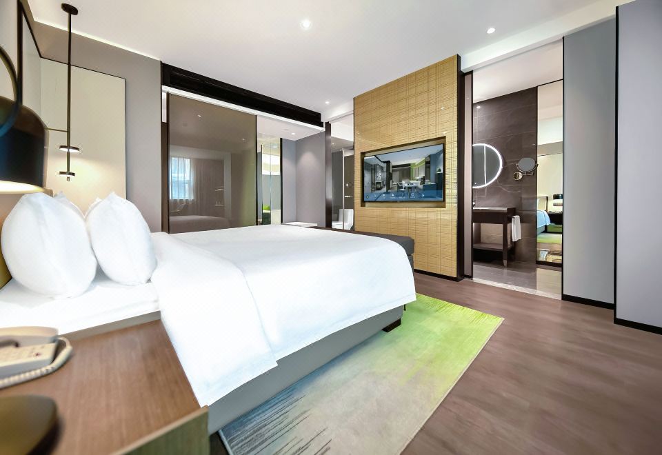 金奢大床房-超宽衞浴（小冰箱+电视投屏）