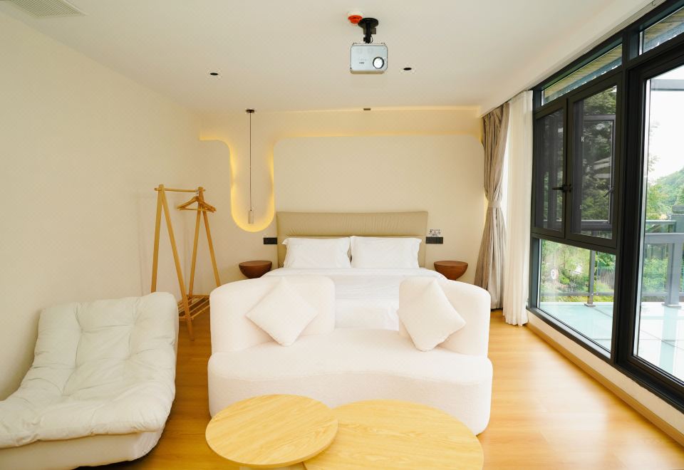 攬池入夢?闊景大床房（直通陽臺?智能客控?百寸投影）