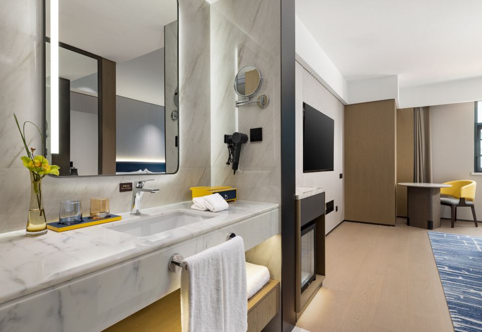 Deluxe Queen Room