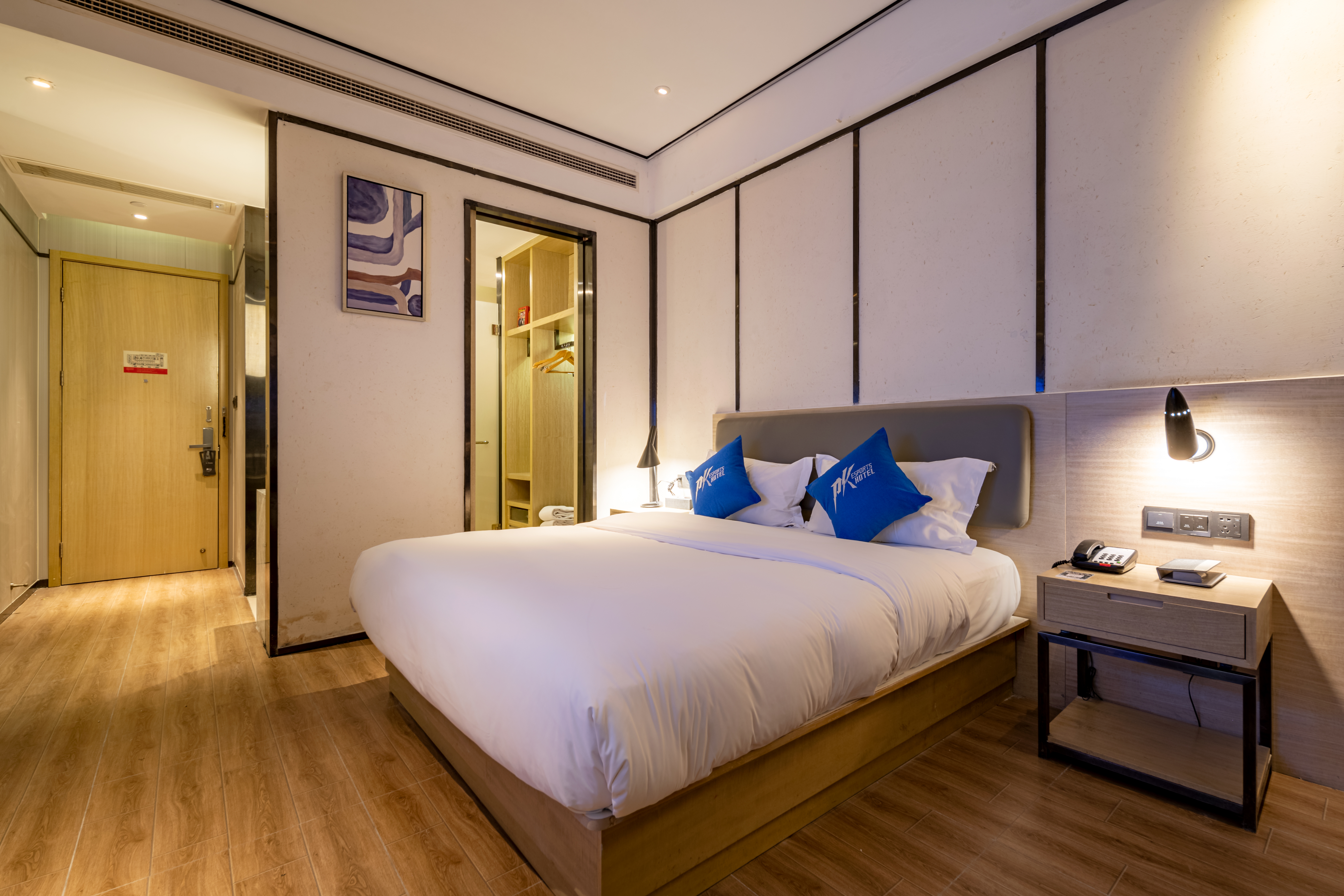 豪華電競大床房[RTX3070Ti+32G+i5-12490+27寸2K+M2-240G網吧特權]