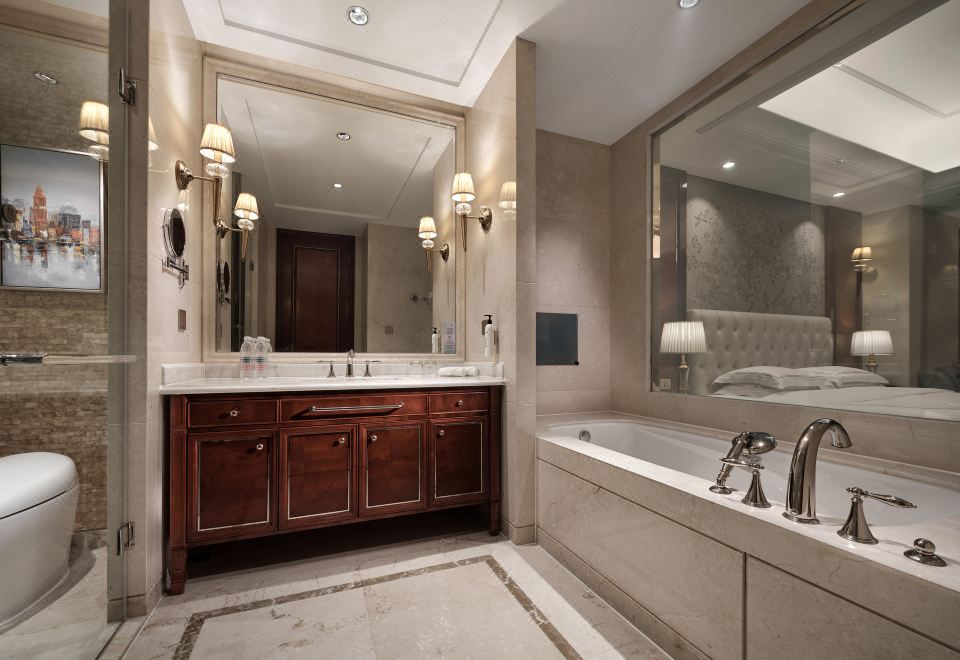 Dongwu New Century Grand Hotel HuzhouExecutive Queen Room