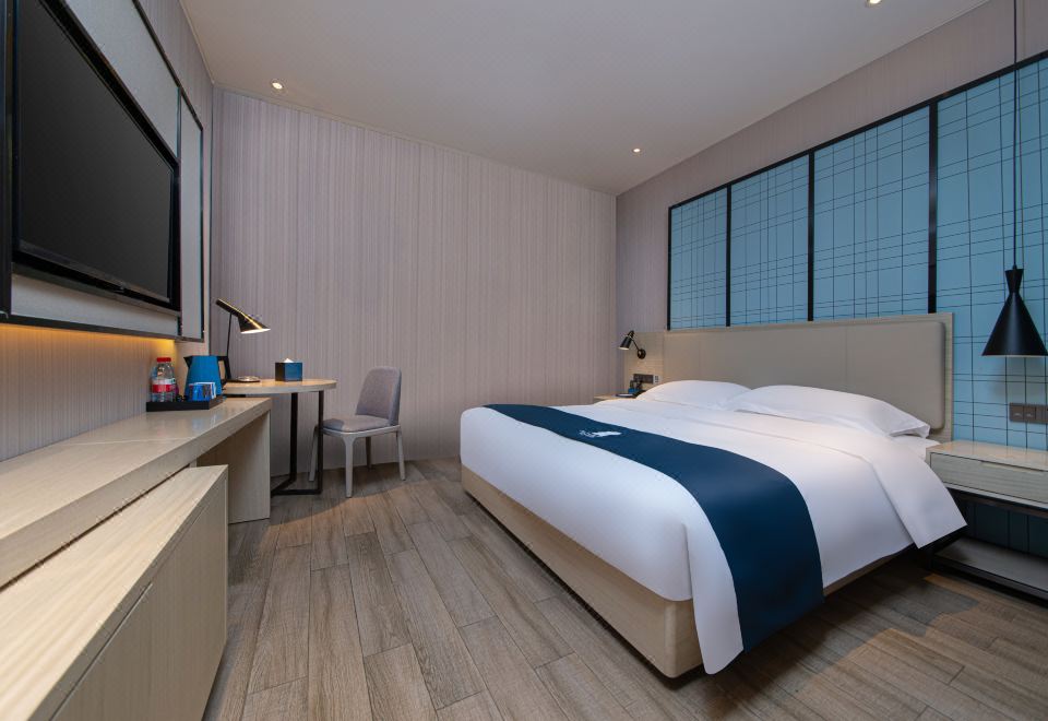 Yishang Hotel (Nanchang Bayi Square Metro Station Wushang MALL) Cozy Queen Room