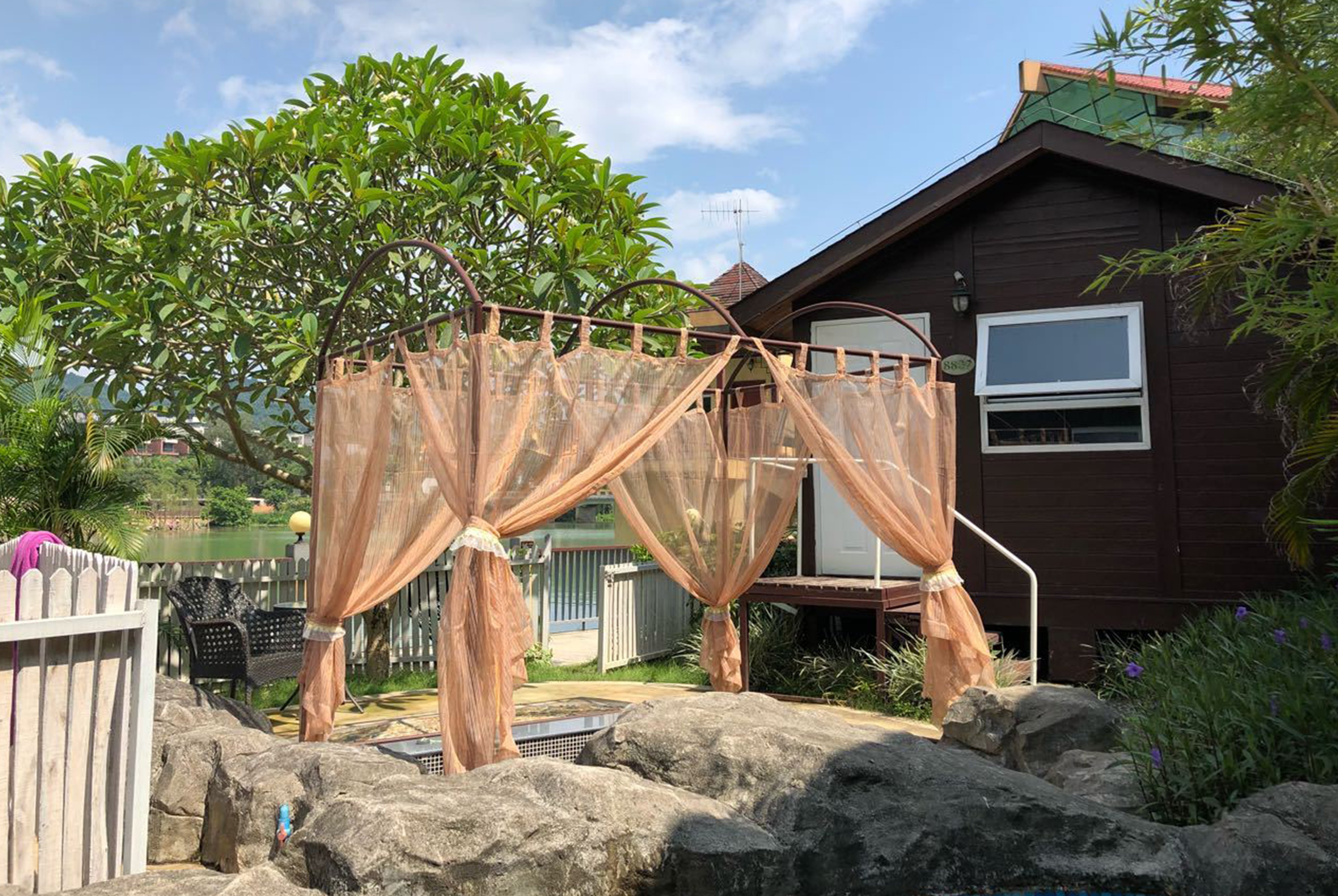 河景瑞士木屋房|独立温泉池