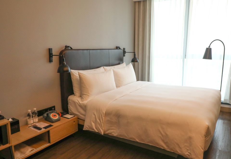 Moxy Shenzhen North StationStandard King Bed Room