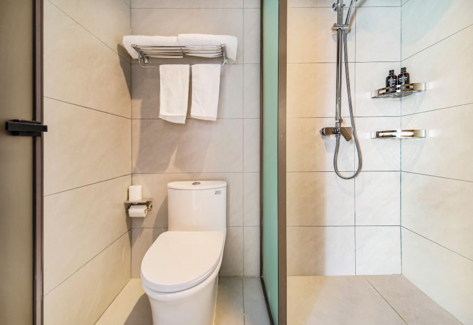 Deluxe Family Room (Skin-Friendly Bedding + Comfortable Mattress + Screen Projection Tv)