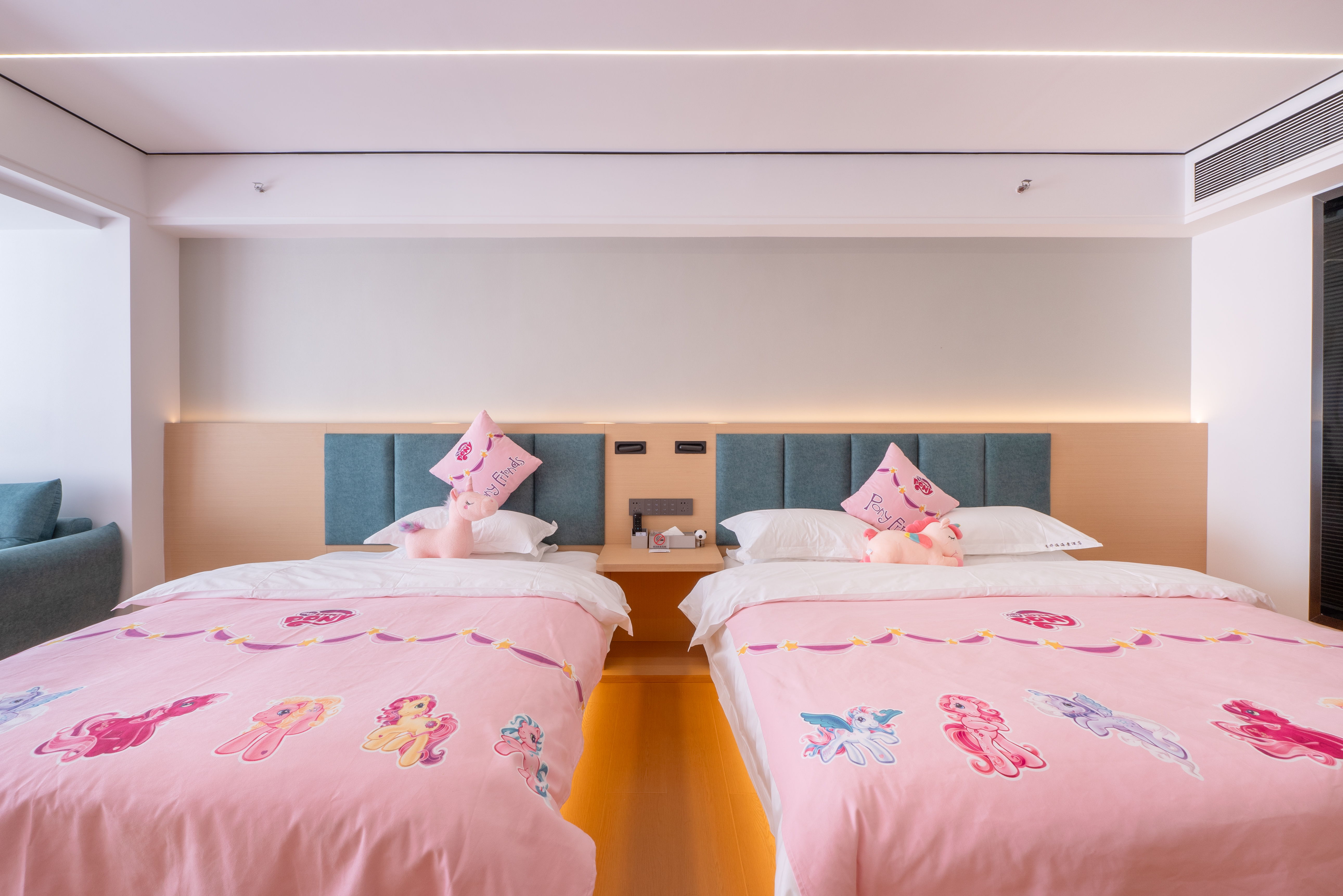 家庭亲子房（梦幻童趣主题大空间+定制静眠床品+小冰箱+智能马桶）