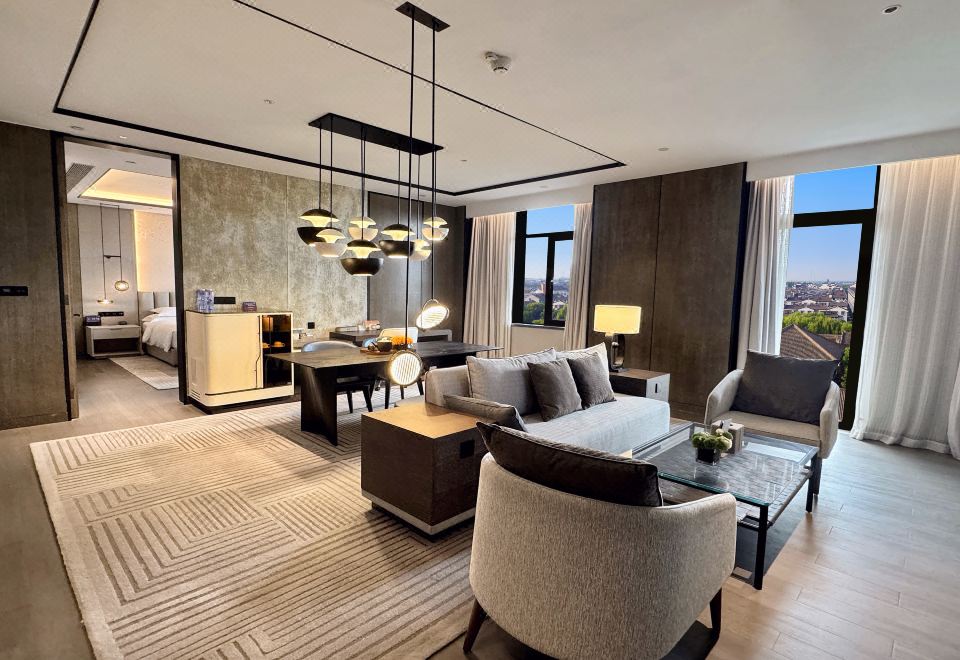 至尊套房（一室一厅+超大空间+内设长桌）