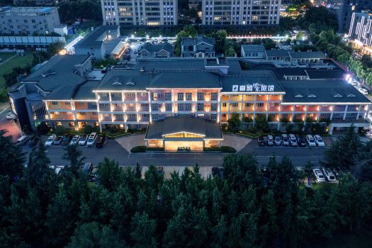 Happy Inn (Longmen High-Speed Railway Station Sui and Tang Botanical Garden)