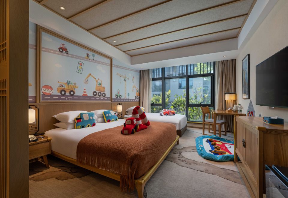 小汽车园景家庭房