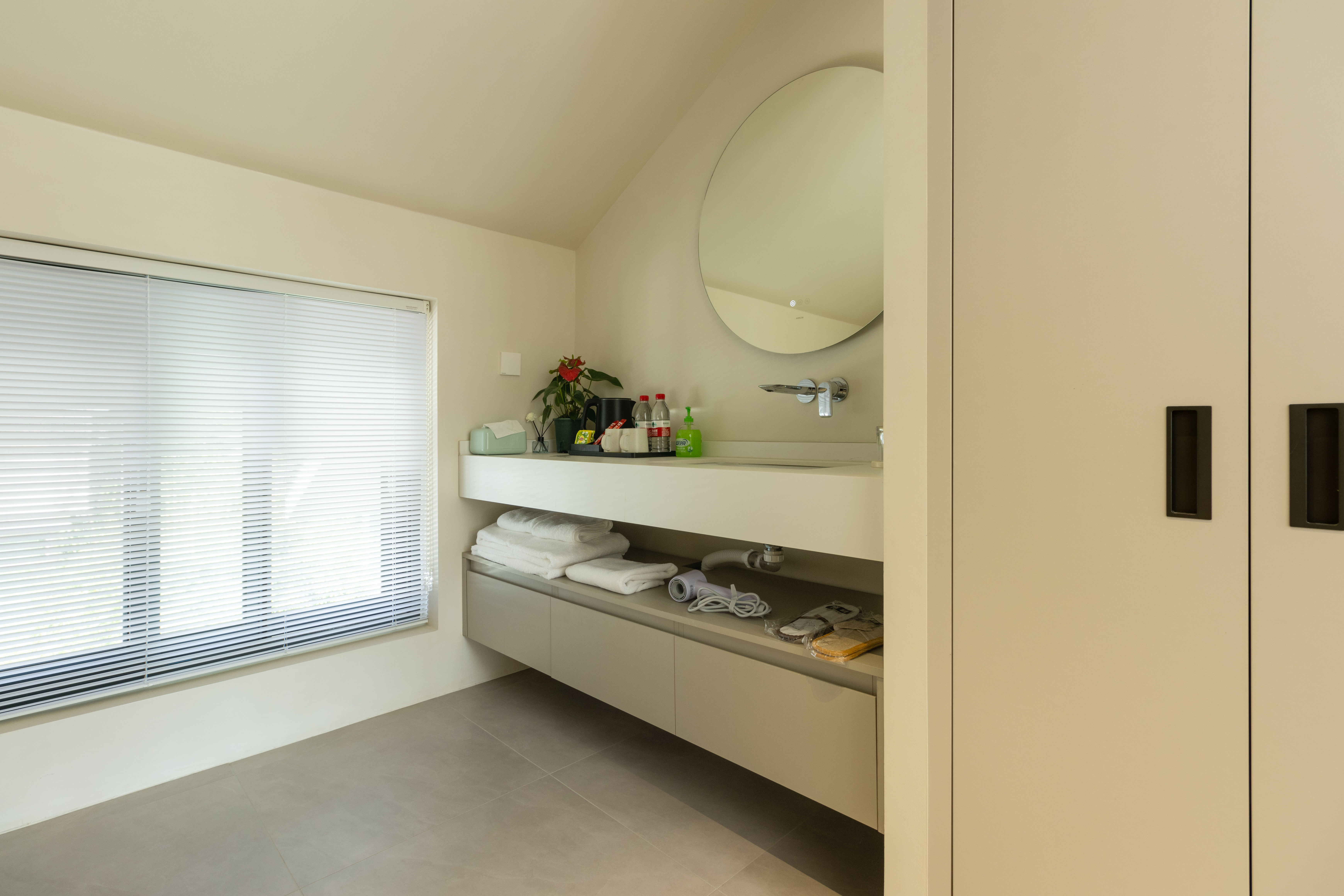 静谧舒适大床房丨中央约克水空调+可投屏智能电视+观景大阳台+户外桌椅