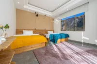 Banshan Courtyard · Looking Up at the Stars · Holiday Hotel